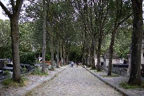 Illustrations Of The Pere Lachaise Cemetery - Paris