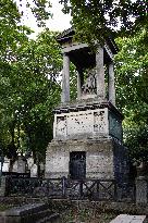 Illustrations Of The Pere Lachaise Cemetery - Paris