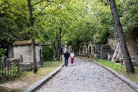 Illustrations Of The Pere Lachaise Cemetery - Paris