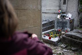 Illustrations Of The Pere Lachaise Cemetery - Paris