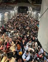 640 Afghan Citizens Pack Inside A USAF C-17 - Kabul