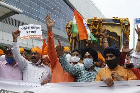 Sikh's Members Carry 3 Saroops Of Sri Guru Granth Sahibat At Airport - Delhi