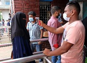 Tourists visit zoo - Dhaka - Bangladesh