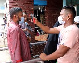 Tourists visit zoo - Dhaka - Bangladesh