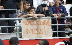 Ligue 1 - Messi Makes PSG Debut