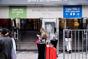 Sanitary Control Of Employees At Galeries Lafayette - Paris