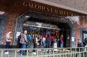 Sanitary Control Of Employees At Galeries Lafayette - Paris