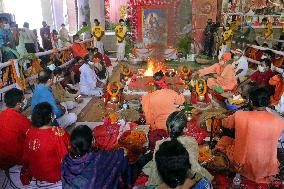 Devotees Prepare Annual Hindu Festival - Dhaka