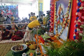 Devotees Prepare Annual Hindu Festival - Dhaka