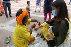 Devotees Prepare Annual Hindu Festival - Dhaka