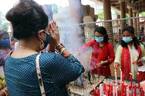 Devotees Prepare Annual Hindu Festival - Dhaka