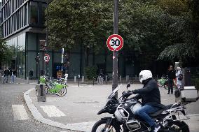 Paris introduces citywide 30 kmh speed limit