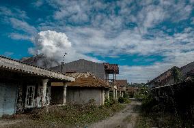 Sinabung Volcano Spews A Massive Column Of Smoke - Sumatra