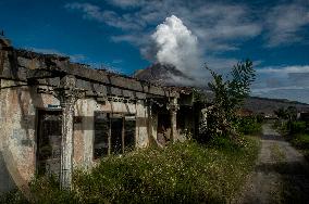 Sinabung Volcano Spews A Massive Column Of Smoke - Sumatra