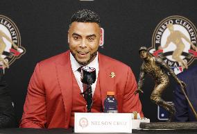 Baseball: Nelson Cruz wins Roberto Clemente Award