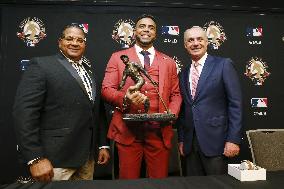 Baseball: Nelson Cruz wins Roberto Clemente Award
