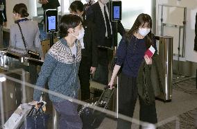 Former princess Mako, husband leave Japan to start new life in U.S.