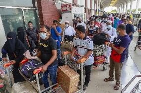 Migrant Worker Queuing To Enter Airport - Dhaka
