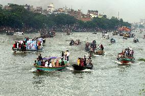 Boatman Transports Passenger On The River - Dhaka