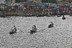 Boatman Transports Passenger On The River - Dhaka