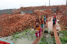 Around 400,000 Migrants Arrive Every Year To Work At Brickfields - Dhaka