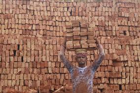 Around 400,000 Migrants Arrive Every Year To Work At Brickfields - Dhaka