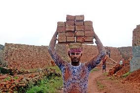 Around 400,000 Migrants Arrive Every Year To Work At Brickfields - Dhaka