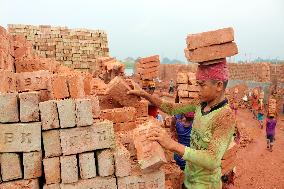 Around 400,000 Migrants Arrive Every Year To Work At Brickfields - Dhaka