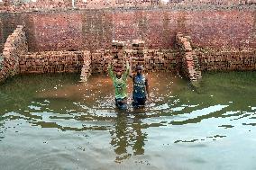 Around 400,000 Migrants Arrive Every Year To Work At Brickfields - Dhaka