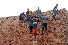 Around 400,000 Migrants Arrive Every Year To Work At Brickfields - Dhaka