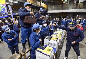 Season's 1st auction of herring roe in Osaka
