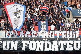 Ligue 1 - Paris Saint-Germain v Clermont - Tribute to Jean-Paul Belmondo