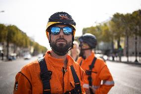 Workers unravel fabric on the Arc de Triomphe - Paris