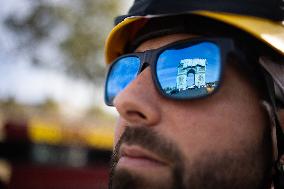 Workers unravel fabric on the Arc de Triomphe - Paris