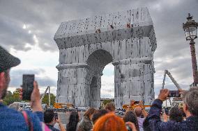 Wrapped Arc De Triomphe Before An Inauguration - Paris