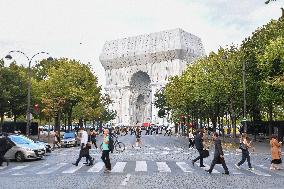Wrapped Arc De Triomphe Before An Inauguration - Paris