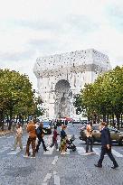 Wrapped Arc De Triomphe Before An Inauguration - Paris