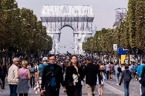 Christo's 'Arc de Triomphe, Wrapped' - Paris
