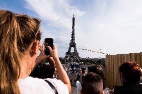 French highliner performs on slackline in Paris