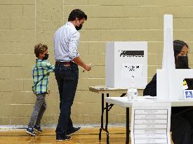 Justin Trudeau votes - Montreal