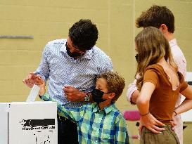 Justin Trudeau votes - Montreal