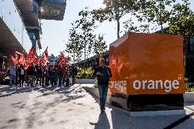 Demonstration in front of Orange headquarters