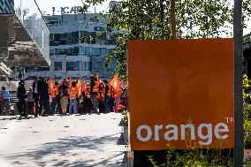 Demonstration in front of Orange headquarters