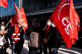 Demonstration in front of Orange headquarters