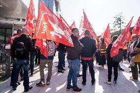 Demonstration in front of Orange headquarters