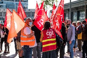 Demonstration in front of Orange headquarters