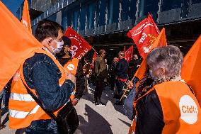 Demonstration in front of Orange headquarters