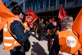 Demonstration in front of Orange headquarters