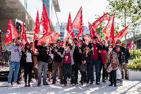 Demonstration in front of Orange headquarters