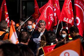 Demonstration in front of Orange headquarters